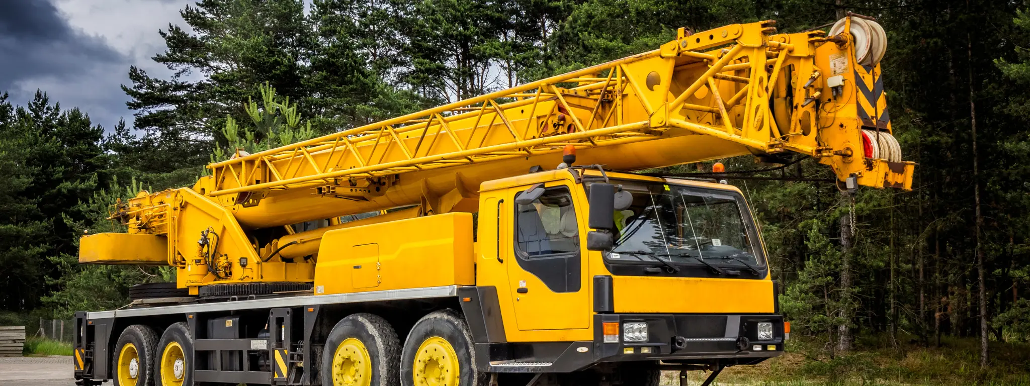 Mobile Crane Rental in Abu Dhabi: Choosing the Right Capacity (25-250 Ton)